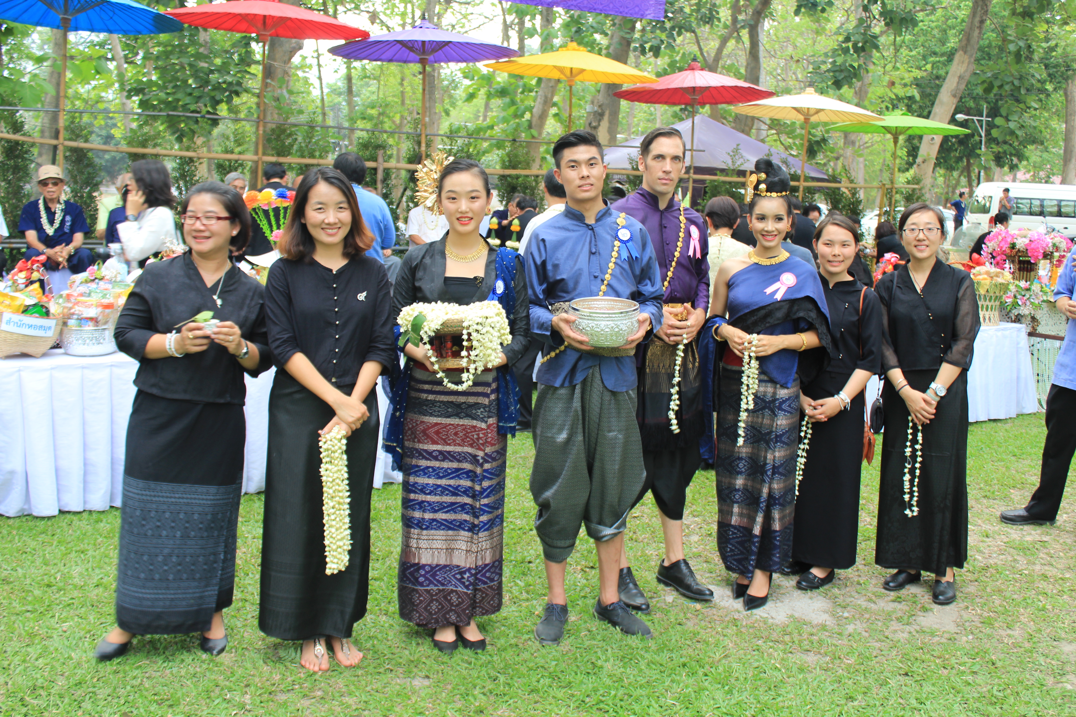 学生参加泰国拜师节活动