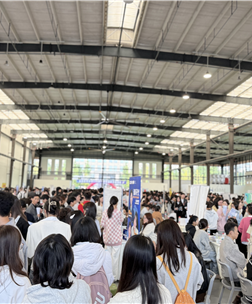 外语学子理性从容,展现积极就业风貌