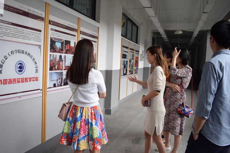 参观系部文化长廊