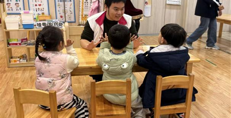 指尖舞韵润童心，志愿青春暖校园 ——外国语学院青年志愿者协会赴菁芙蓉幼儿园开展手势舞教学活动