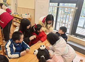 志愿传温情，彩条筑童趣 ——外国语学院青年志愿者协会走进菁芙蓉幼儿园开展扭扭棒手工志愿服务