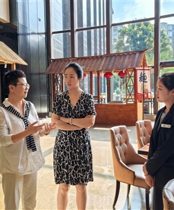 学院院长黄鸣一行赴成都新希望高新皇冠假日酒店慰问实习学生