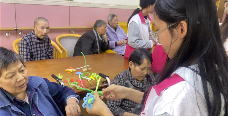 重阳暖桑榆，志愿传温情 ——外国语学院青年志愿者协会赴虹满天养老院开展志愿活动