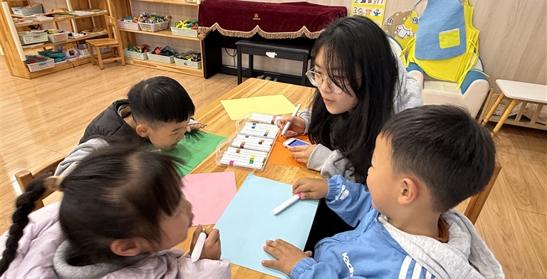 执笔绘童趣，微光暖同行 —外国语学院青年志愿者协会赴菁芙蓉幼儿园开展绘画志愿活动