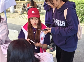 信启春光·邮赴新生 ——外国语学院“她携春意，风镌和平”校园邮差活动温情落幕