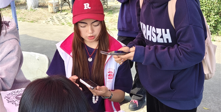 信启春光·邮赴新生 ——外国语学院“她携春意，风镌和平”校园邮差活动温情落幕