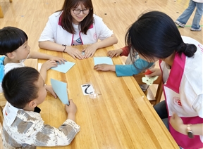 彩纸翻飞，童趣绽放 ——外国语学院青年志愿者协会参加菁芙蓉幼儿园剪纸志愿活动