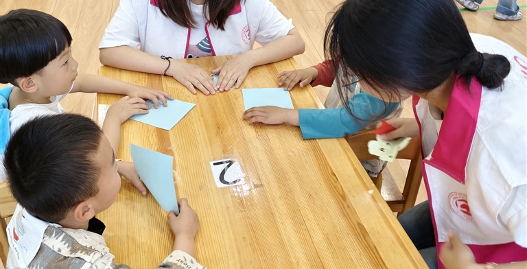 彩纸翻飞，童趣绽放 ——外国语学院青年志愿者协会参加菁芙蓉幼儿园剪纸志愿活动
