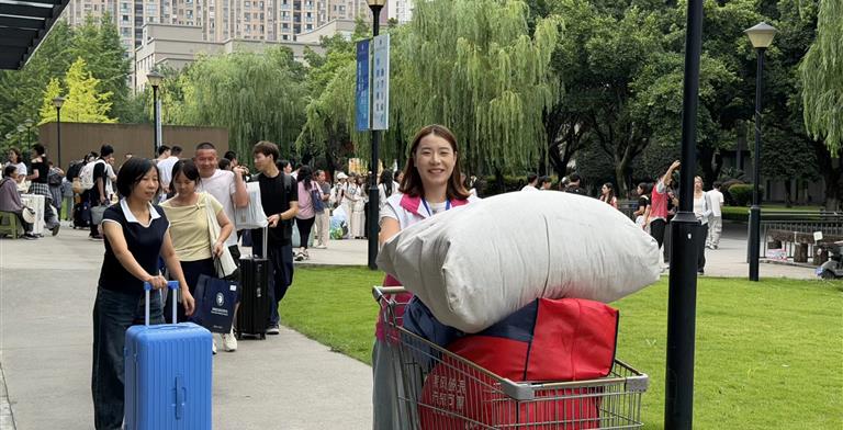 金秋筑梦启新程 薪火赓续向未来 —— 外国语学院圆满完成 2026 级新生迎新工作